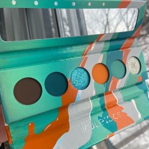 Kaleidos Makeup Futurism V: Electro Turquoise Palette